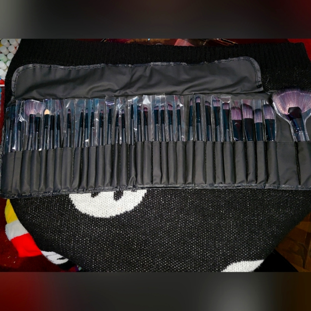 32 Piece Makeup Brush Set with Black Rollup Organizer, Black, Brand New, Soft